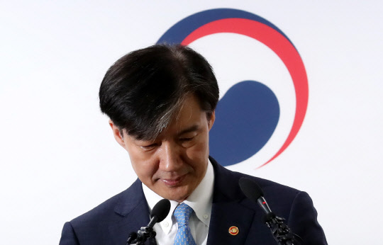 조국 법무장관 사퇴      (과천=연합뉴스) 홍해인 기자 = 조국 법무부 장관이 14일 오전 경기도 정부과천청사에서 특수부 축소 등을 주요 내용으로 하는 검찰개혁안을 발표하기 위해 마이크 앞으로 향하고 있다.       조 장관은 이날 오후 전격 사퇴 의사를 밝혔다. 2019.10.14      hihong@yna.co.kr  (끝)